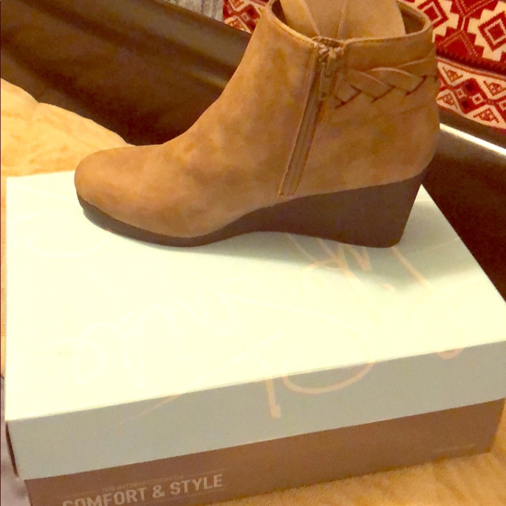 Suede booties w/Braid Detail